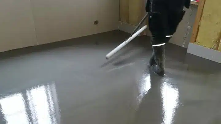 Arbeider som utfører gulvavretting