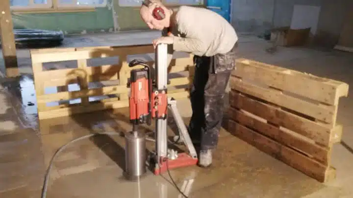 Arbeider som utfører kjerneboring