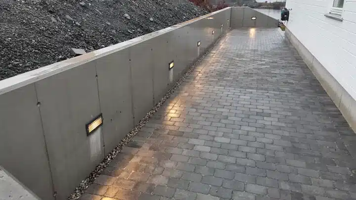 Ferdig mur med innebygd belysning